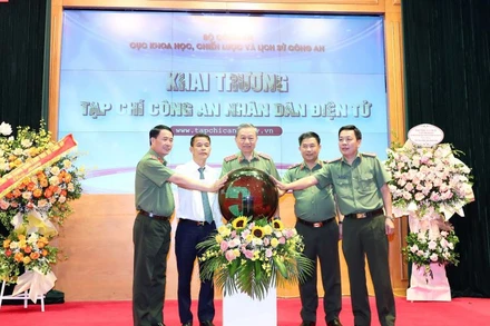 Bộ trưởng Tô Lâm và các đại biểu bấm nút khai trương Tạp chí Công an nhân dân điện tử.