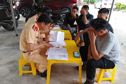 Cảnh sát giao thông làm việc với một số thành viên điều khiển mô-tô phân khối lớn lao trên đường cao tốc.