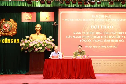 Thứ trưởng Công an Lê Quốc Hùng và Phó Chủ tịch Ủy ban Trung ương Mặt trận Tổ quốc Việt Nam Hoàng Công Thủy chủ trì hội thảo.