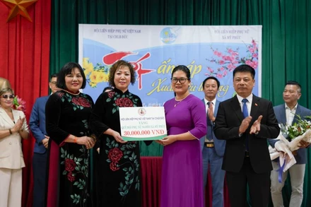 Các Phó Chủ tịch Liên hiệp Hội phụ nữ Việt Nam tại Cộng hòa Liên bang Đức: Trần Thị Tuyết, Nguyễn Thị Hải Vân trao quà tặng phụ nữ có hoàn cảnh khó khăn tại xã Mỹ Phúc, huyện Mỹ Lộc, tỉnh Nam Định. Ảnh: Tôn Thất Quốc Thiện.