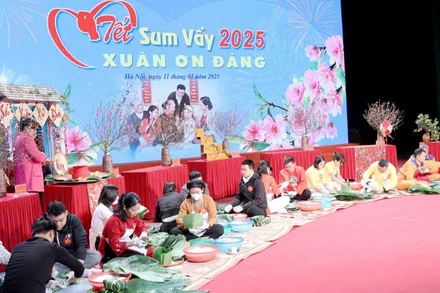 Thi gói bánh chưng trong chương trình "Tết Sum vầy- Xuân ơn Đảng" năm 2025, do Liên đoàn Lao động thành phố Hà Nội tổ chức.