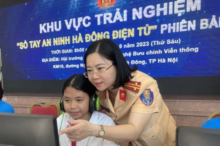 Công an quận Hà Đông hướng dẫn học sinh trải nghiệm "Sổ tay an ninh Hà Đông điện tử" phiên bản mới.