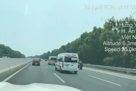 Tài xế S. điều khiển chạy lấn làn, lạng lách trên cao tốc Hà Nội - Hải Phòng được người đi đường ghi lại.