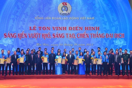 Tôn vinh các tập thể, cá nhân xuất sắc tại buổi lễ.