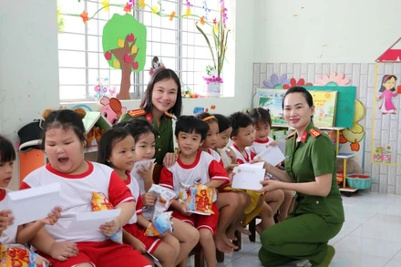 Hội Phụ nữ Cục Cảnh sát điều tra tội phạm về ma túy tặng quà cho các cháu mẫu giáo.