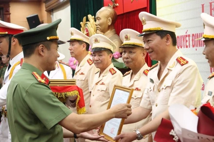Lãnh đạo Công an thành phố trao quyết định nghỉ công tác hưởng chế độ hưu trí, chờ hưởng chế độ hưu.