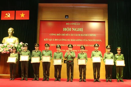 Trao Bằng khen của Bộ Công an tặng các tập thể, cá nhân có thành tích xuất sắc đối với công tác cải cách hành chính trong Công an nhân dân năm 2023.