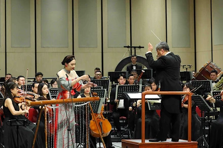 Lần đầu tiên công diễn bản aria "Đàn bầu".