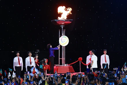 Nghi thức đốt đuốc khai mạc Đại hội Thể dục, thể thao ngành Ngân hàng lần thứ I.