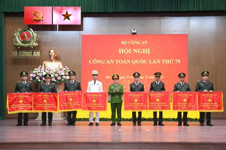 Trao Cờ thi đua của Bộ Công an tặng Công an các đơn vị, địa phương.