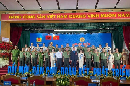 Thượng tướng Trần Quốc Tỏ và đồng chí Nguyễn Đình Khang chụp ảnh lưu niệm cùng các đại biểu dự Đại hội.