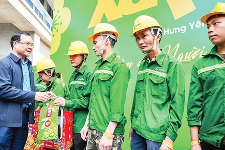 Chủ tịch Tổng Liên đoàn Lao động Nguyễn Đình Khang trao quà tặng công nhân lao động tỉnh Hưng Yên, trong Chương trình " Xây Tết" do Báo Nhân Dân và Công ty Cổ phần xây dựng Coteccons phối hợp tổ chức. Ảnh: Thành Đạt
