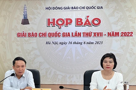 Phó Chủ tịch Thường trực Hội Nhà báo Việt Nam Nguyễn Đức Lợi chủ trì buổi họp báo. 