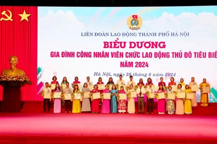 Biểu dương 100 gia đình công nhân, viên chức lao động Thủ đô tiêu biểu năm 2024.