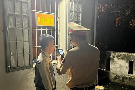 Kiểm tra nồng độ cồn đối với nhân viên gác chắn đường ngang.