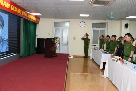 1 phút tưởng niệm đồng đội đã hy sinh trong khi truy bắt tội phạm.