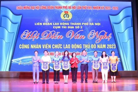 Liên đoàn Lao động thành phố Hà Nội trao cờ lưu niệm cho các đơn vị tham gia Hội diễn.
