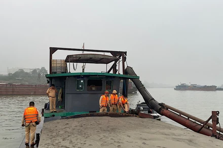 Bắt giữ 2 phương tiện đang hoạt động khai thác cát trái phép trên sông Hồng.