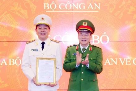 Thứ trưởng Bộ Công an Nguyễn Văn Long trao quyết định cho Đại tá Vũ Văn Tấn.