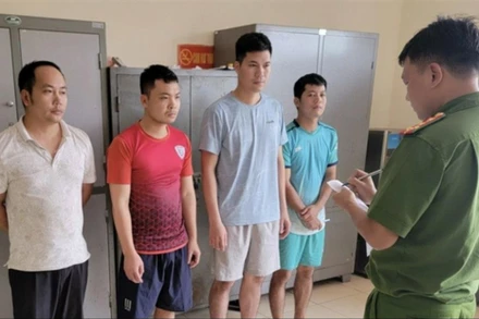 Các đối tượng tại cơ quan công an.
