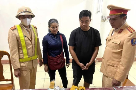 Nguyễn Thị Loan (chủ xe) và Nguyễn Thái Phong (lái xe) cùng tang vật.