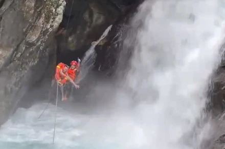 Cảnh sát phòng cháy, chữa cháy và cứu nạn, cứu hộ Công an thành phố Đà Nẵng cứu hộ người bị nạn. (Ảnh: Báo Công an thành phố Đà Nẵng)