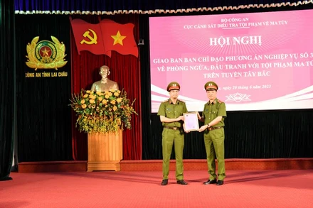 Trao thư khen của Bộ Công an cho Công an thành phố Lai Châu.