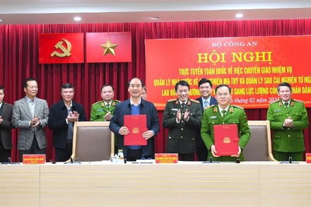 Ký biên bản bàn giao công tác cai nghiện và quản lý sau cai nghiện.