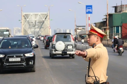 Chỉ Cảnh sát giao thông mới có thẩm quyền điều khiển đèn tín hiệu giao thông.