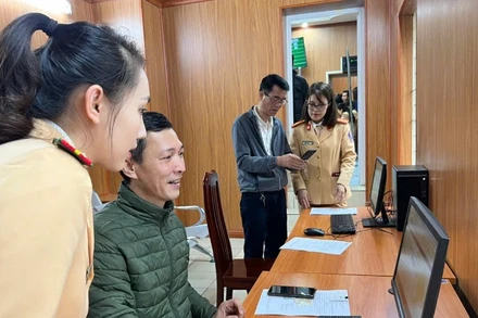 Chỉ 15 phút để hoàn tất hồ sơ cấp đổi giấy phép lái xe.