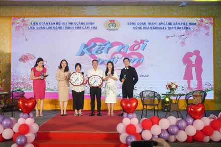 Ban tổ chức tặng quà cho các cặp đôi tham dự chương trình.