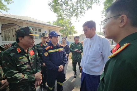 Họp tác chiến với Điều phối viên Trung tâm cứu trợ khẩn cấp thiên tai nước bạn. (Ảnh: Bộ Công an)