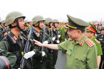 Đồng Chí Tô Lâm Đại Tướng Tô Lâm Kiểm Tra Trang Thiết Bị, Quân Tư Trang Của Cán Bộ, Chiến Sĩ Cảnh Sát Cơ Động Tham Gia Tổng Duyệt Lễ Diễu Binh.