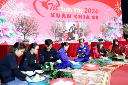 Tết Sum vầy-Xuân chia sẻ năm 2024 do Tổng Liên đoàn Lao động Việt Nam giao Liên đoàn Lao động thành phố Hà Nội tổ chức.
