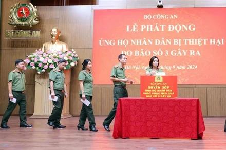 Cán bộ, chiến sĩ tham gia quyên góp ủng hộ nhân dân bị thiệt hại do bão lũ.