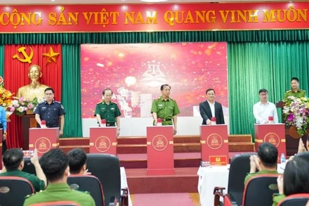 Các đại biểu bấm nút phát động cuộc thi.