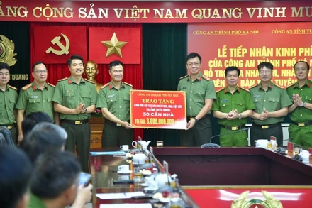 Công an Hà Nội trao 3 tỷ đồng chung tay “Xóa nhà tạm, nhà dột nát” tại tỉnh Tuyên Quang.