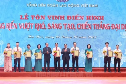 Lễ tôn vinh điển hình sáng kiến vượt khó, sáng tạo, chiến thắng đại dịch do Tổng Liên đoàn Lao động Việt Nam tổ chức tháng 10/2023.