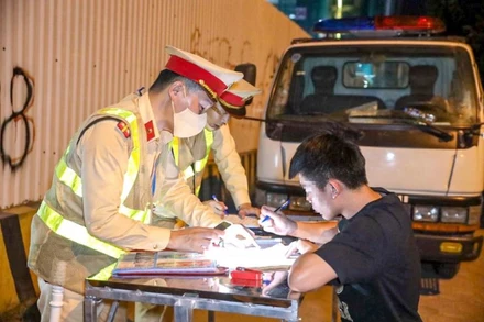 Tổng kiểm soát, xử lý các trường hợp vi phạm trật tự, an toàn giao thông.