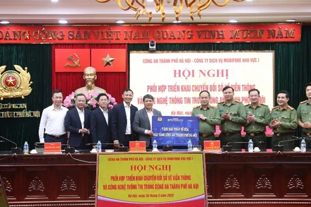 Cty dịch vụ Mobifone khu vực 1 tặng giải pháp số hóa Bảo tàng Công an thành phố Hà Nội.