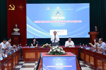 Ban tổ chức chương trình thông tin tại buổi họp báo sáng 19/6, tại Hà Nội.