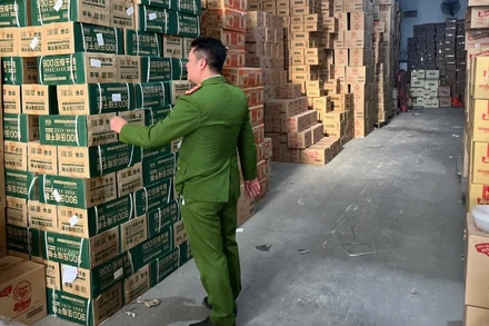 Lực lượng chức năng kiểm tra kho hàng.