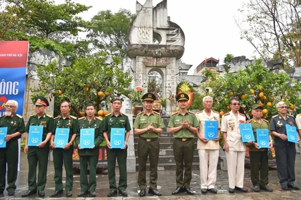 Trao quà tặng thương binh, cựu chiến binh từng tham gia Chiến dịch Hồ Chí Minh.