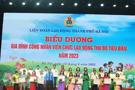 Trao Bằng khen cho gia đình công nhân, viên chức lao động tiêu biểu năm 2023.