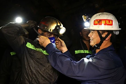 Chủ tịch Công đoàn TKV Lê Thanh Xuân trao khẩu trang phòng bụi cho thợ lò.