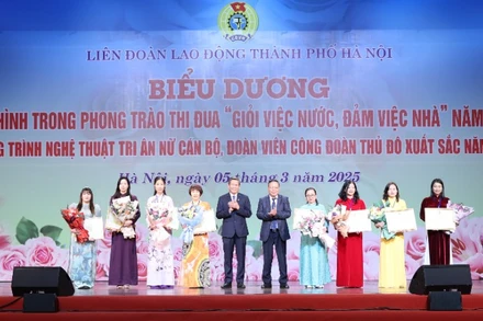 Đồng chí Phạm Quang Thanh và Phó Trưởng đoàn đại biểu Quốc hội chuyên trách thành phố Hà Nội Phạm Thị Thanh Mai trao khen thưởng tặng các tập thể, cá nhân điển hình trong phong trào thi đua "Giỏi việc nước, đảm việc nhà".