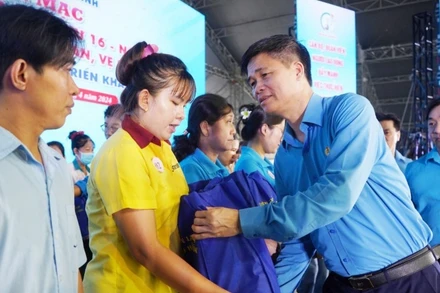 Phó Chủ tịch Tổng Liên đoàn Lao động Việt Nam Ngọ Duy Hiểu trao quà tặng công nhân trong Tháng Công nhân 2024, tại Thành phố Hồ Chí Minh.