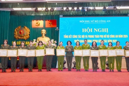 Thiếu tướng Ngô Hoài Thu trao Bằng khen của Trung ương Hội Liên hiệp Phụ nữ Việt Nam tặng các tập thể có thành tích xuất sắc.