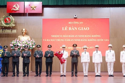 Thứ trưởng Phạm Thế Tùng tặng hoa chúc mừng đại diện lãnh đạo Trung tâm An ninh hàng không quốc gia.