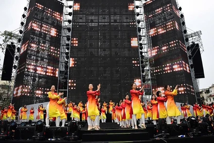 Lễ hội áo dài - Duyên dáng phụ nữ Công an nhân dân tại Quảng trường Đông kinh Nghĩa thục. Ảnh: Thế Dương.